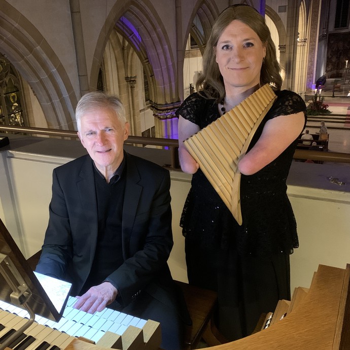 Flötistin Hannah Schlubeck mit einer Panflüte und Kathedralorganist Ignace Michiels an der Orgel.© Unbekannt.