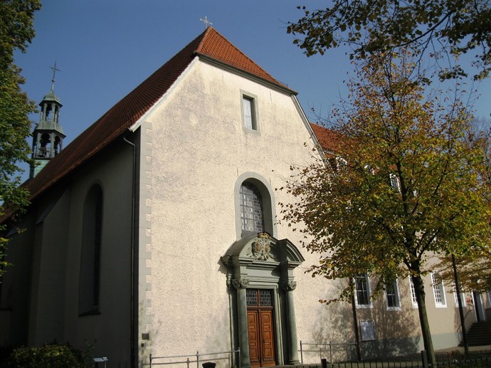 Außenansicht Klosterkirche. Foto: Maria-Luise Brockschnieder.