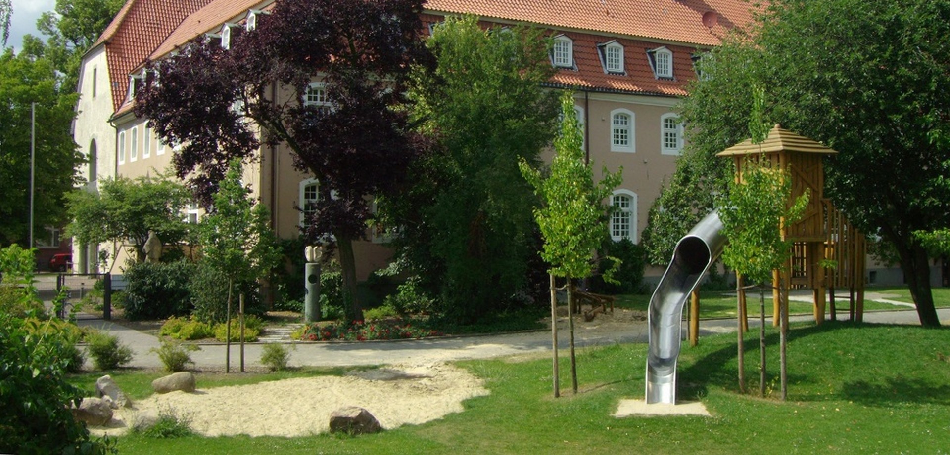 Außenansicht des ehemaligen Klosters. Foto: Maria-Luise Brockschnieder.