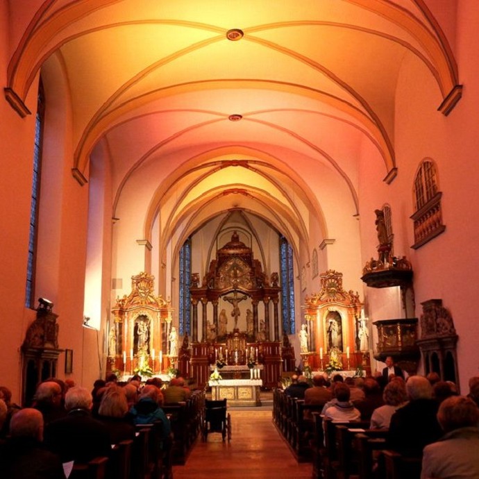 Die erstrahlte Kirche des ehemaligen Franziskanerklosters Warendorf mit Blick auf den Hochaltar. © Kloster Warendorf GmbH.