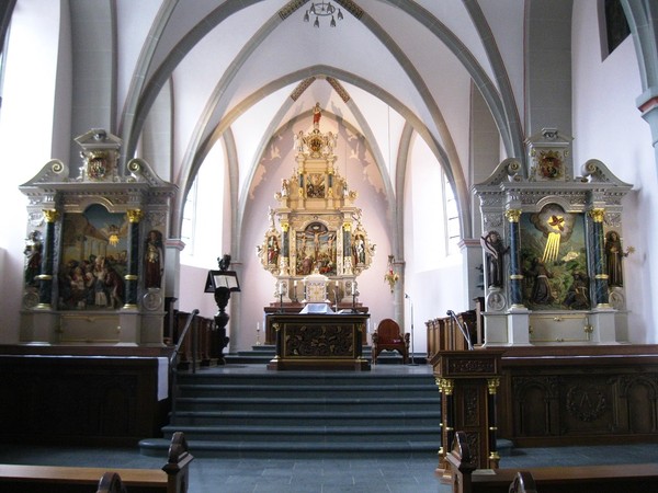 Hoch- und Seitenaltäre. Foto: Maria-Luise Brockschnieder.