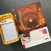 Ansicht von Broschüren und Plakaten der Veranstaltungsreihe "finde dein Licht" 2021