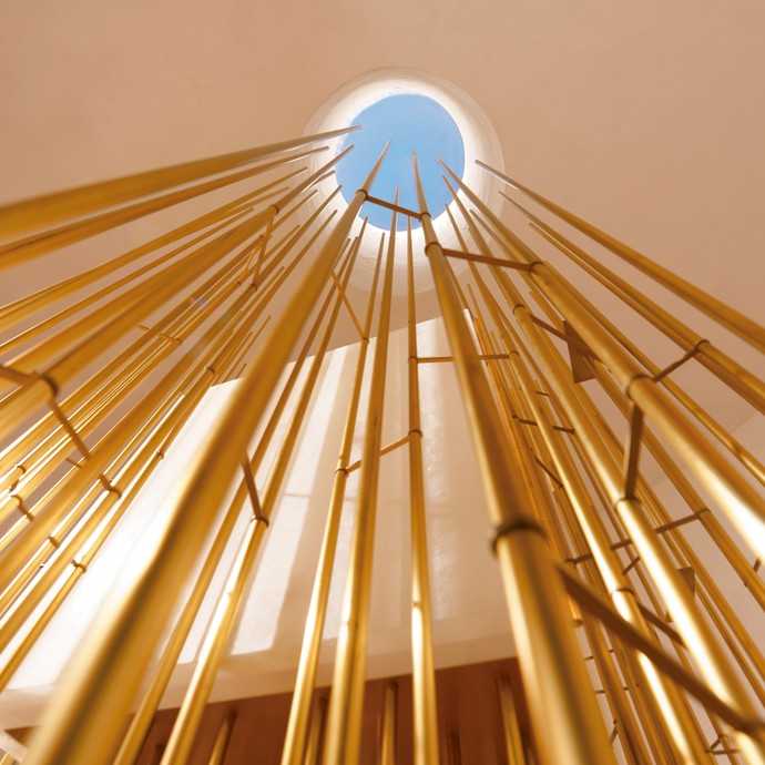 Kunstwerk aus Rohren im ehemaligen Kloster Hardehausen bei Warburg. © www.braun-media.de.