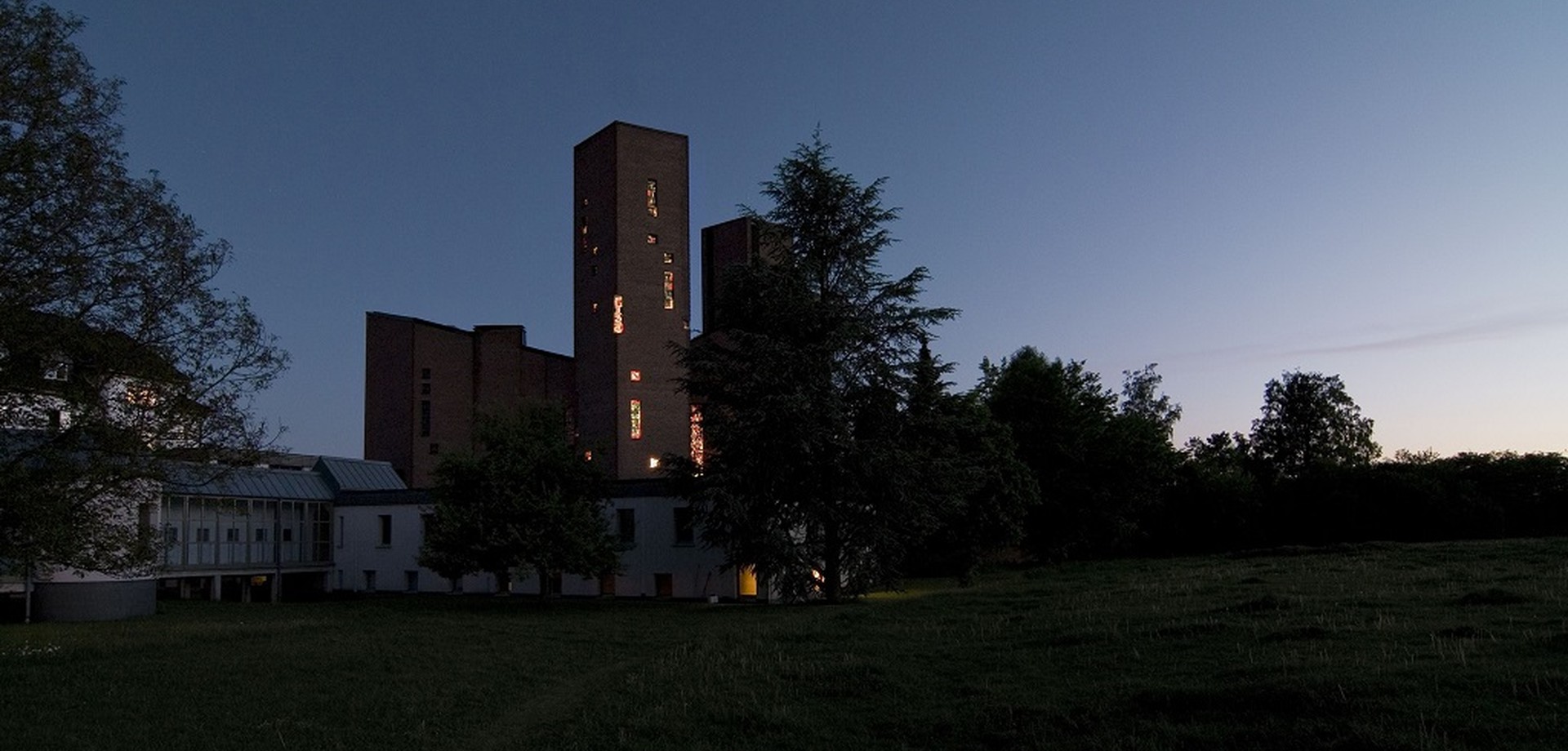 Außenansicht bei Abenddämmerung
Foto: Abtei Königsmünster