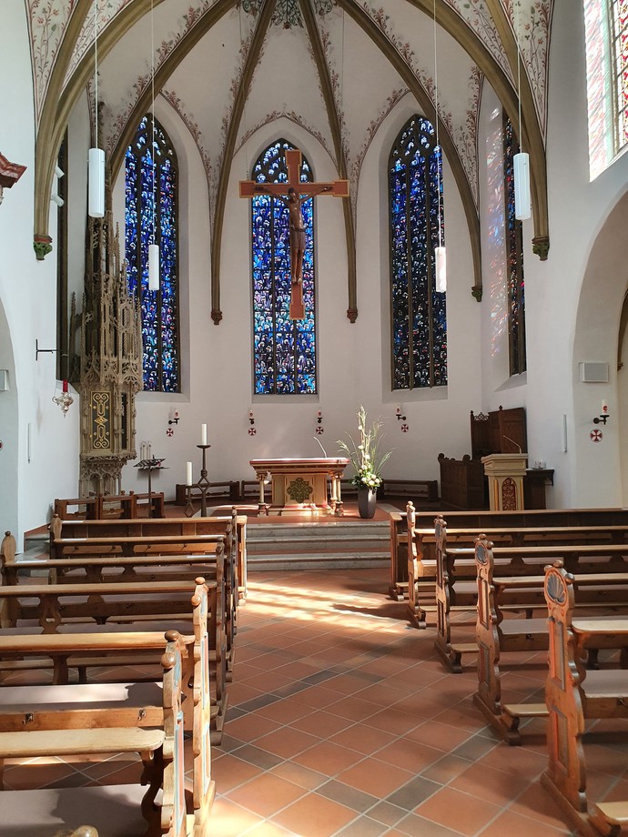Der Chor der Pfarrkirche St. Martinus. Über dem Altar hängt das Benninghauser Kruzifixus. © Sebastian Neuhaus.