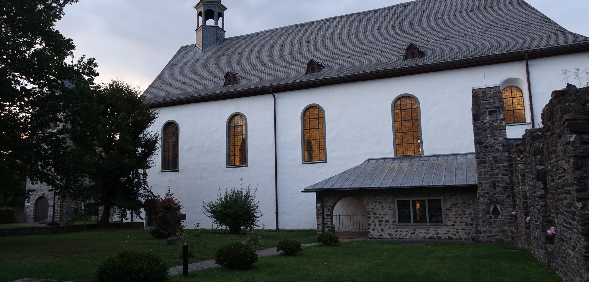 Die Pfarrkirche St. Nikolaus des ehemaligen Praemonstratenserinnen Stifts Rumbeck in Arnsberg in der Außenansicht.