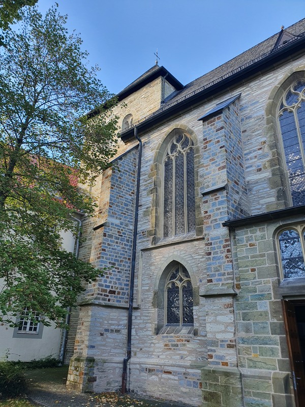 Blick auf den Turm der Pfarrkirche St. Martinus an der südwestlichen Seite des Gebäudes. © Sebastian Neuhaus.