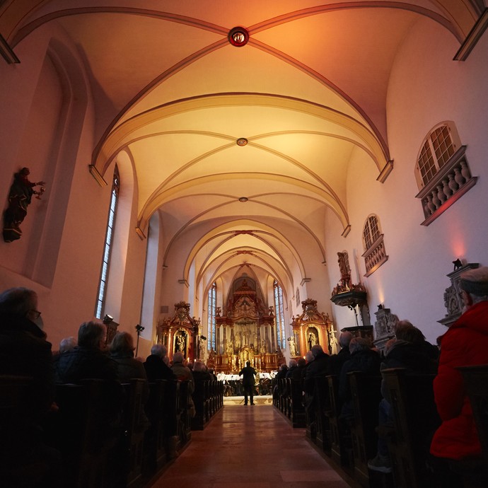 Blick auf den beleuchteten Chorraum des ehemaligen Klosters Warendorf. © LWL, Fotografie Sarah Bömer.