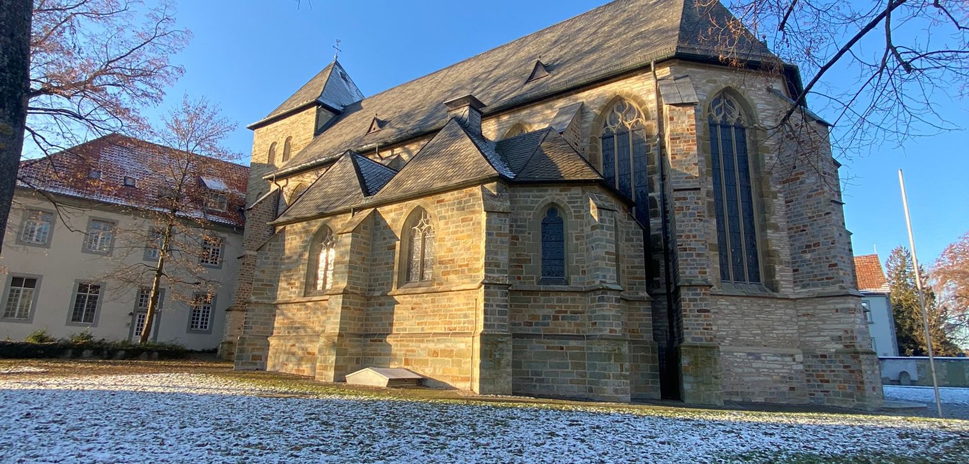 Ostansicht der Pfarrkirche St. Martinus am ehemaligen Kloster Benninghausen. © Sebastian Neuhaus.