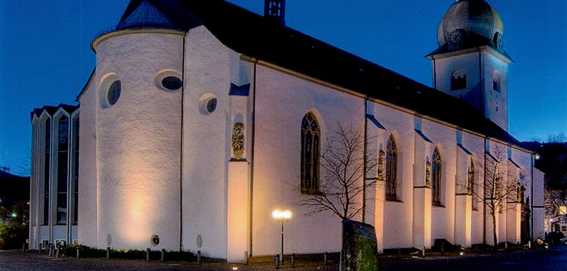 St. Walburga bei Dämmerung. Foto: Katholische Kirchengemeinde Meschede-Bestwig.