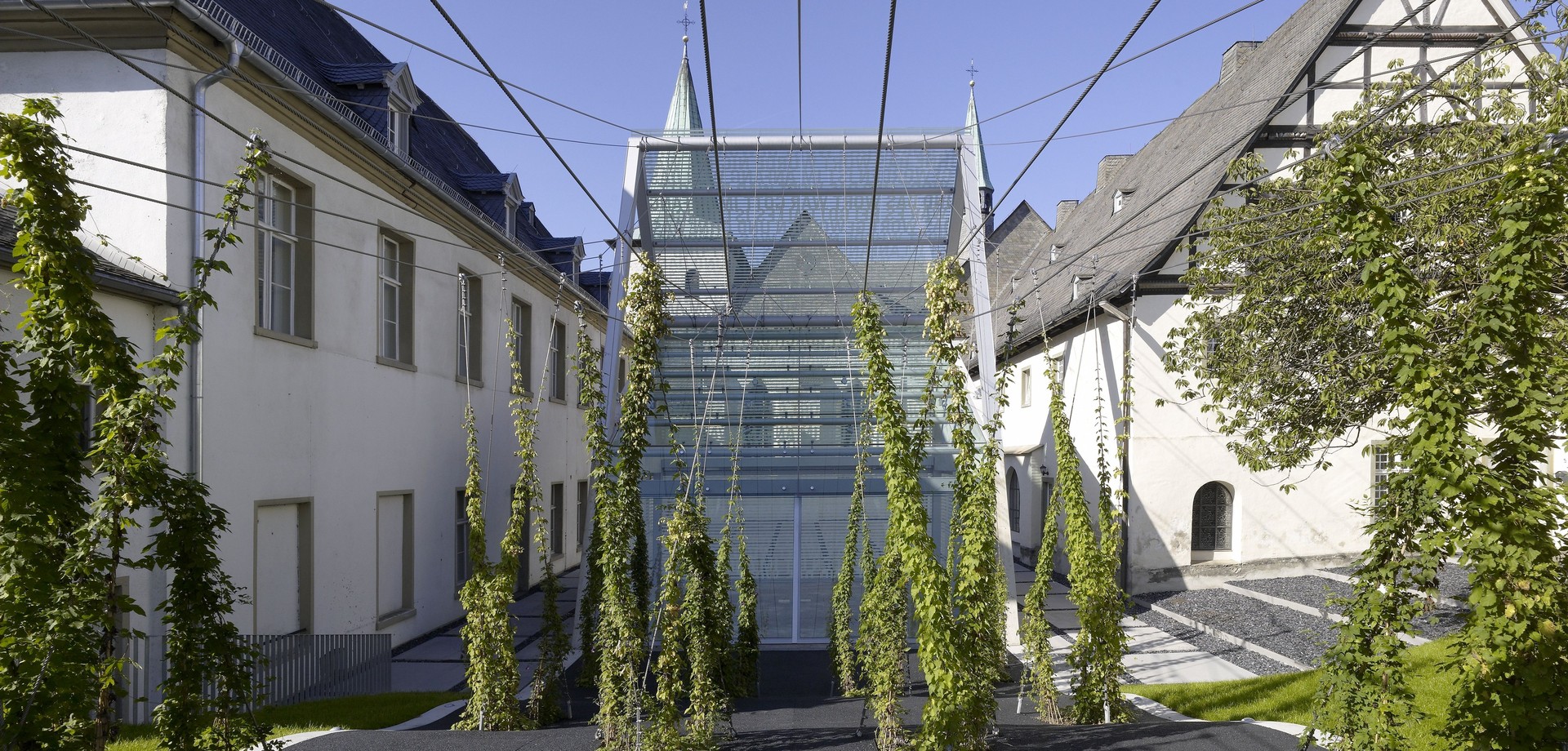 Außenansicht der Klosterhofs mit Lichthaus. © Jörg Hempel.