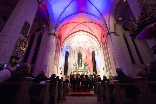 Das Bild zeigt den illuminierten Chorraum der Klosterkirche bei einer Veranstaltung von „finde dein Licht“. © LWL, Fotografie Sarah Bömer.