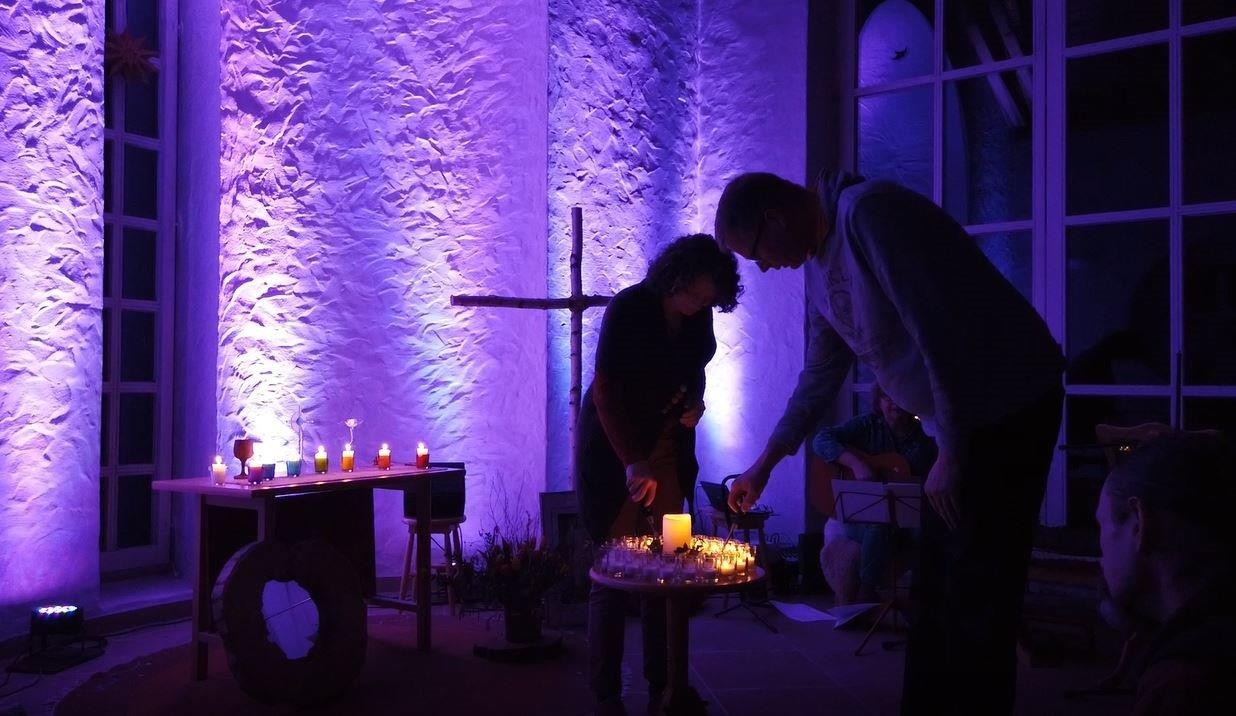 Würfel, Figuren und Spielplätchen von Klosterspielen.