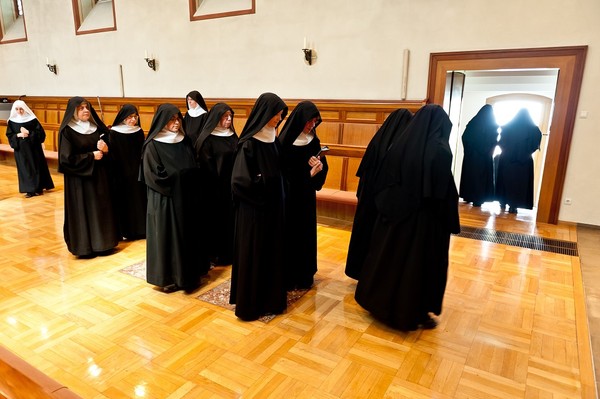 Schwestern der Abtei vom Heiligen Kreuz. Foto: Abtei Herstelle / Bertram Solcher, Hamburg.