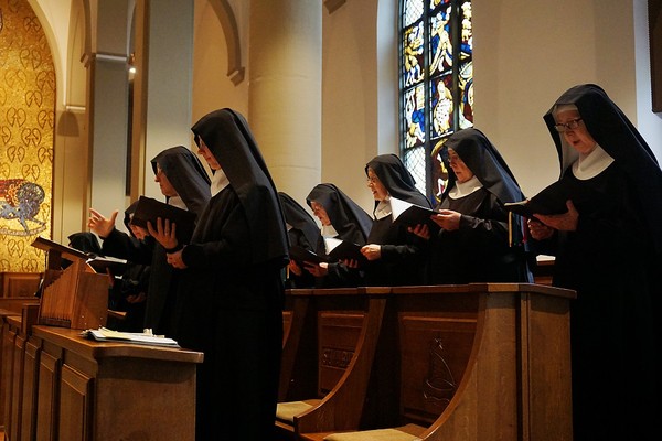 Nonnen beim Gottesdienst. Foto: Abtei Varensell.