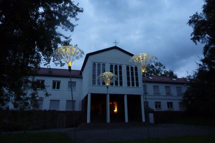 Außenansicht bei Dämmerung. © DIE HEGGE – Christliches Bildungswerk.