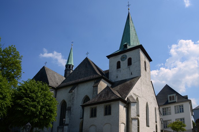Außenansicht der Klosterkirche mit Glockenturm. © Propsteipfarrei St. Laurentius Arnsberg.