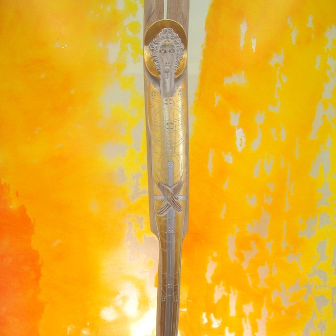 Ein Kunstwerk auf gelblichen Hintergrund im Michaelskloster Paderborn. © Michaelskloster.